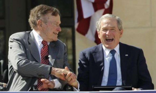 老布什及小布什（右）父子先后出任美国总统，创造政坛奇迹。