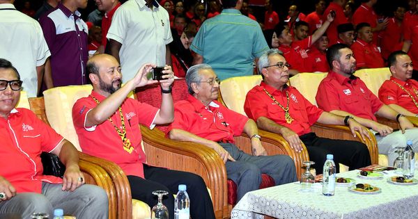 马哈迪（左三）在民都鲁出席砂州土团党推介仪式。左二为慕克力。