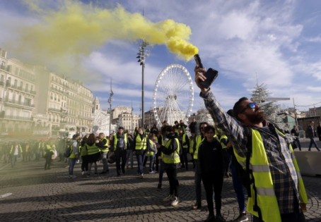 法国民众在巴黎市区抗议，最后演变成暴力示威。（美联社）