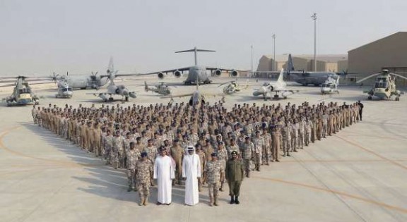 2017年9月11日，卡达国王塔米姆（前排中）亲临有8000名美军驻守的乌代德空军基地。 （美联社）