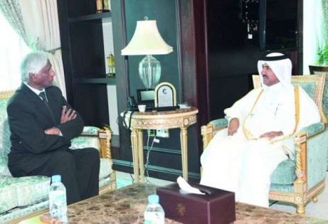 卡塔尔外交部秘书长哈马迪（右）星期日接见新任毛里求斯大使苏贝达尔（左）。