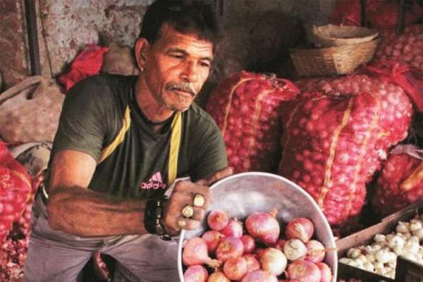 印度纳西克市一名农民被迫贱卖辛苦劳作所得750公斤洋葱，一怒之下捐出收入给莫迪政府。图为一名洋葱农民。