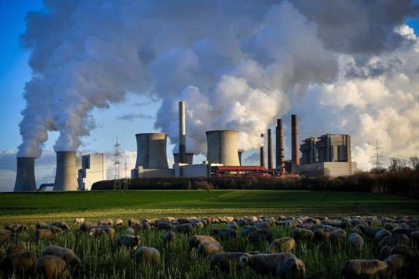 2018年的全球二氧化碳排放估计上升2.7%。图为德国贝格海姆市的燃煤发电厂。（欧新社）