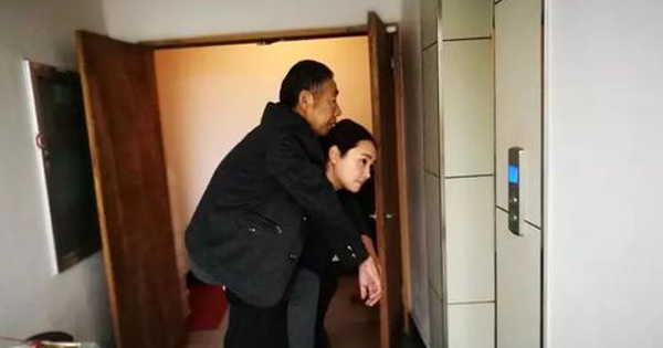 浙江江山钟家媳妇毛丽丽不辞劳苦，每天背着渐冻症公公到当地医院治病。