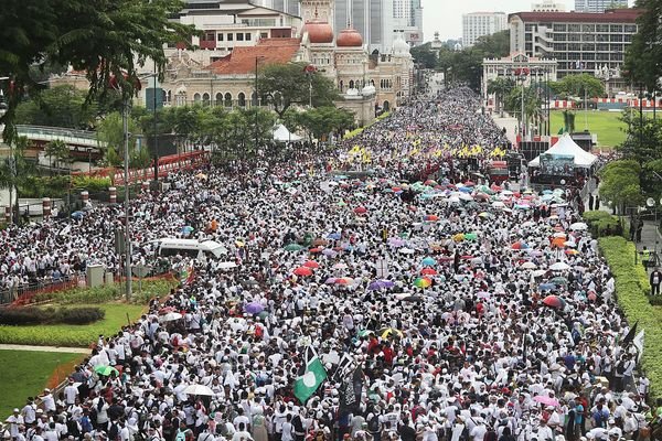 集会者在周六下午淹没了吉隆坡独立广场旁的拉惹路，形成了壮观的白色浪潮。