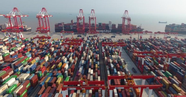 中国11月进出口增速走弱，贸易顺差增加（新华社）