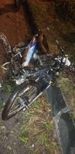 不幸遭撞及的男伤者摩托车损毁不堪。