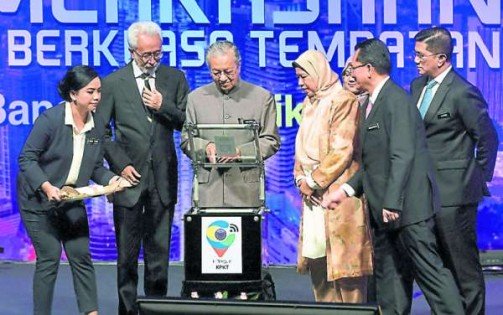马哈迪为房屋及地方政府推介“i-tegur”手机应用程式，左二为拉惹卡马鲁巴林，右起阿兹敏、莫哈末及祖莱达。