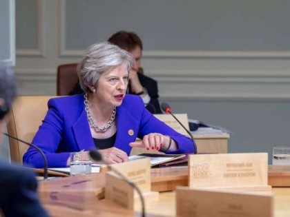 有过政治豪赌惨败经验的英国首相特蕾莎这次不敢再赌，宣布延后国会对脱欧协议的关键表决。（网络图）