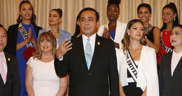 泰国首相巴育（中）欢迎各国佳丽参与正在曼谷举行的2018环球小姐竞赛。