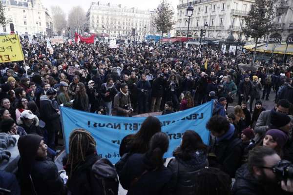 法国示威活动一波接一波，大批大学生星期二在巴黎圣米歇尔广场集会，抗议政府的学费和教改政策。（欧新社）  