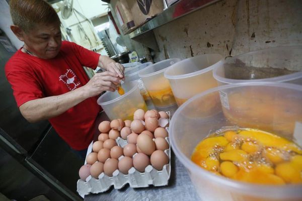 鸡蛋价格上涨近一倍，大量使用鸡蛋的连锁面包店店主不得不起价。 