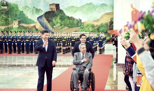 习近平（左）星期三在北京人民大会堂为到访的厄瓜多尔总统莫雷诺举行欢迎仪式。（新华社）