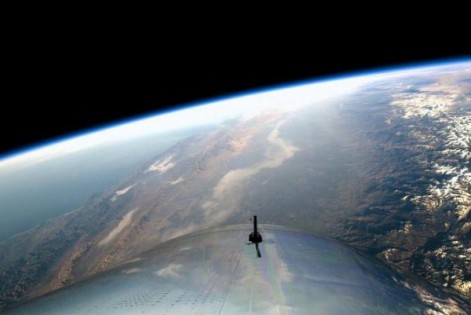 太空船二号到达82公里的大气最高层时，从舱里可以清楚看见地球“弧面”。（网络图）