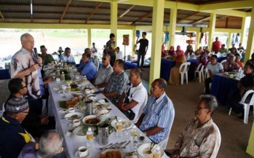 前首相拿督斯里纳吉今日在甘榜米昂河码头与渔民共进早餐时，发表演词。