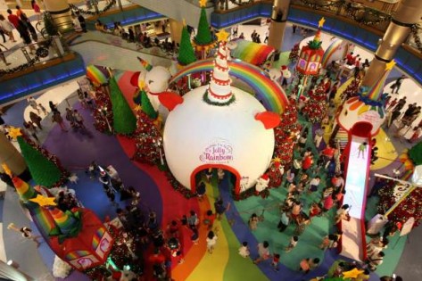 双威金字塔购物广场以欢乐彩虹打造“圣诞工厂”，别有特色。