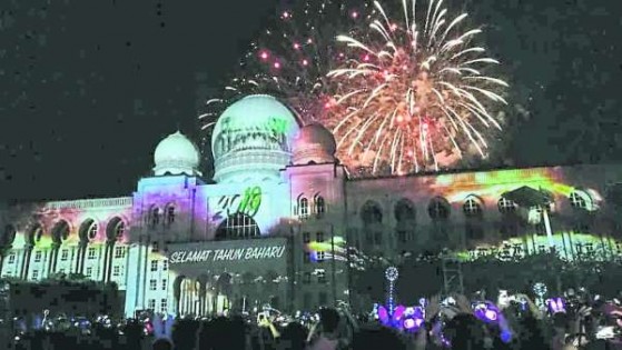 “3、2、1 新年快乐！”布城烟花绚丽，万众期待美好的新马来西亚。