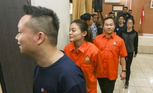 20名违反居留许可规定的外国人，包括大马著名跌打医师梁润江被移民厅官员带返调查。（图取自Antara Sumsel）