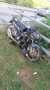 死者所骑的摩托车严重损坏。