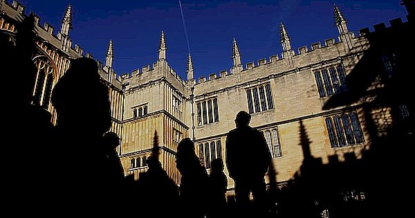 牛津大学提醒学生勿与华为讨论机密或专有资料。 