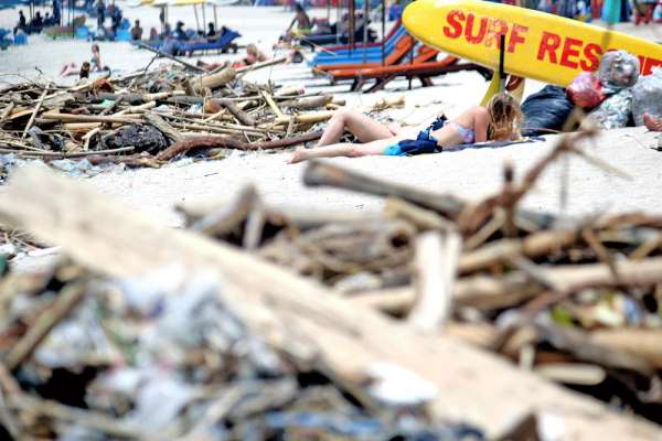 峇厘岛的库塔海滩堆满游客留下的塑胶废弃物。