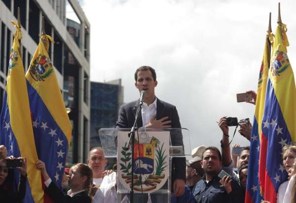 委内瑞拉反对派领袖瓜伊多自封临时总统，获美国承认。 （新华社）