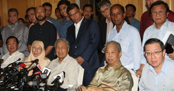马哈迪主持希盟会议后，召开记者会。