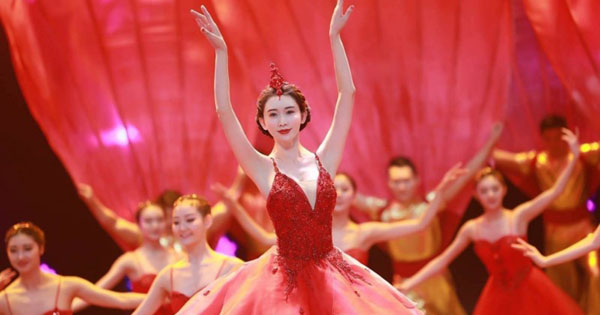 林志玲在中国央视春晚表演水上芭蕾。（林志玲工作室提供）