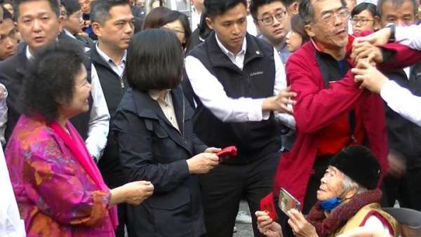 蔡英文（左二）今年春节拜年时连遇不利事，例如大年初二在高雄关帝庙被示威者当面抗议。 