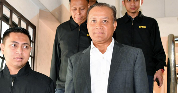 哥打丁宜前国会议员诺依山努丁（前排右）被带往新山反贪污法庭面控，他否认有罪，要求审讯。