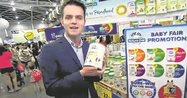 澳洲一电视台时事节目指责新加坡妈妈抢购澳洲奶粉，引发争议。（网络图）