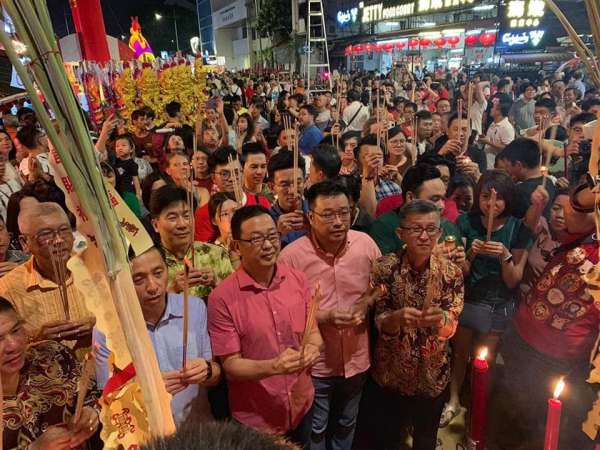 民政党槟州领袖在全国主席刘华才率领下在姓周桥上香祭拜天公。