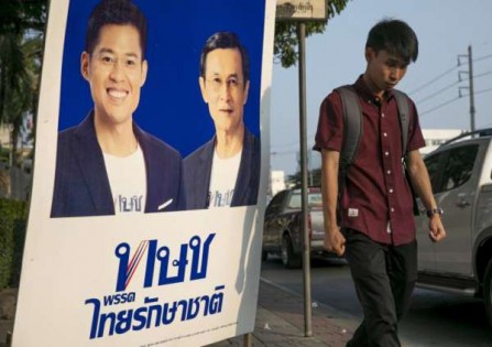 亲前首相达信的泰爱国党的竞选海报。（网络图）