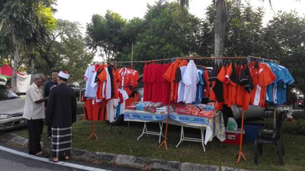 在希盟集合处，小贩在路旁摆卖，有食档和售卖希盟的衣服。