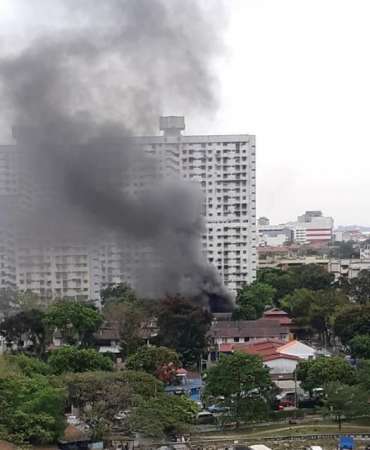 火魔大年初十二向槟城海墘五条路豆干屋“拜年”，烧毁4间住家。