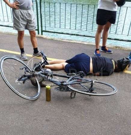 脚踏车骑士倒地不起，之后被救护车送往医院。 