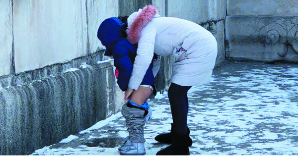 一位妈妈让小儿在紫禁城墙边尿尿引发争议。