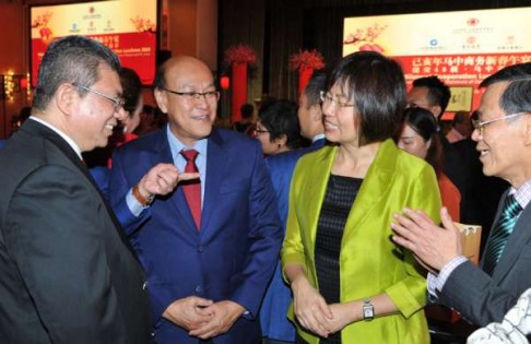 赛夫丁（左）和世华媒体集团执行董事张聪（右二）及常青集团董事蔡天佑（右）谈笑风生。