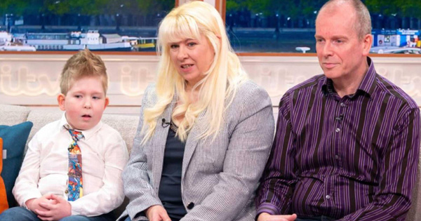 出生时“无脑”的英国男童沃尔（左），如今已活到6岁并能正常生活。