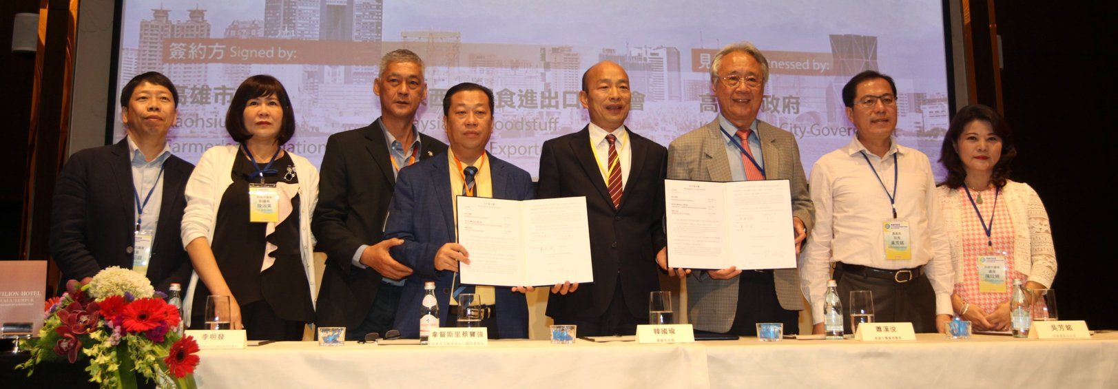 韩国瑜（右四）见证高雄市农业理事长萧汉俊（右三）与马来西亚干粮进出口商会总会长拿督斯里蔡宝强（左四）签署了解备忘录后与代表团合照。