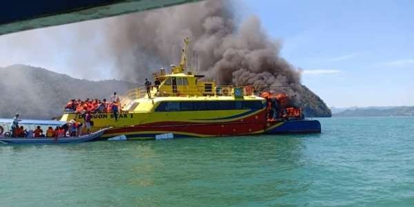 拯救人员将乘客载离冒出浓烟的客船。