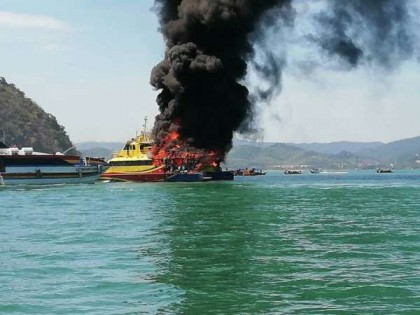 失火的客船冒出浓浓的烟，状甚骇人。