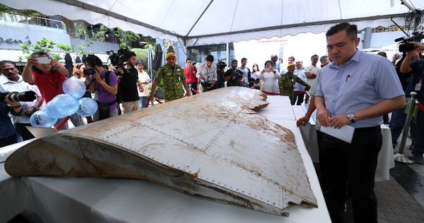 陆兆福出席MH370追思会时，检视飞机残骸。