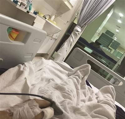 金小姐出意外后被救起，躺在病床上自拍。