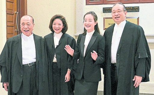 2015年12月4日，甘振仪（右二）宣誓成为执业律师，当时祖父甘文华（左）和父母甘代耀、王美颖都到场观礼，一时传为佳话。 
