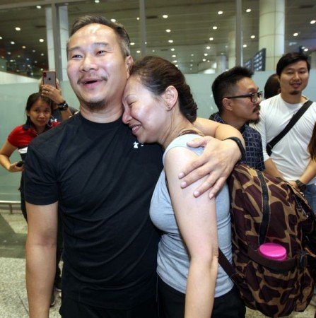 终于回来了！梁润江（左）与其姐姐拥抱，感恩自己平安回马。