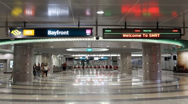 新加坡一名男子因为不懂Bayfront地铁站的中文译名，结果被中国游客讽刺羞辱。 