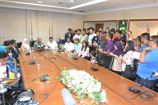 马哈迪（中）召开记者会，众多媒体踊跃提问。