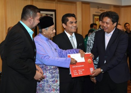 首相马哈迪医生移交加入土团党的证书予阿都拉欣巴克里（右）。