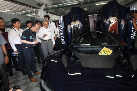 马哈迪（右）仔细聆听车商讲解超级跑车的性能。左为中国驻马大使白天。